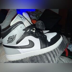 Jordan Men's Black, White, and Gray Sneakers